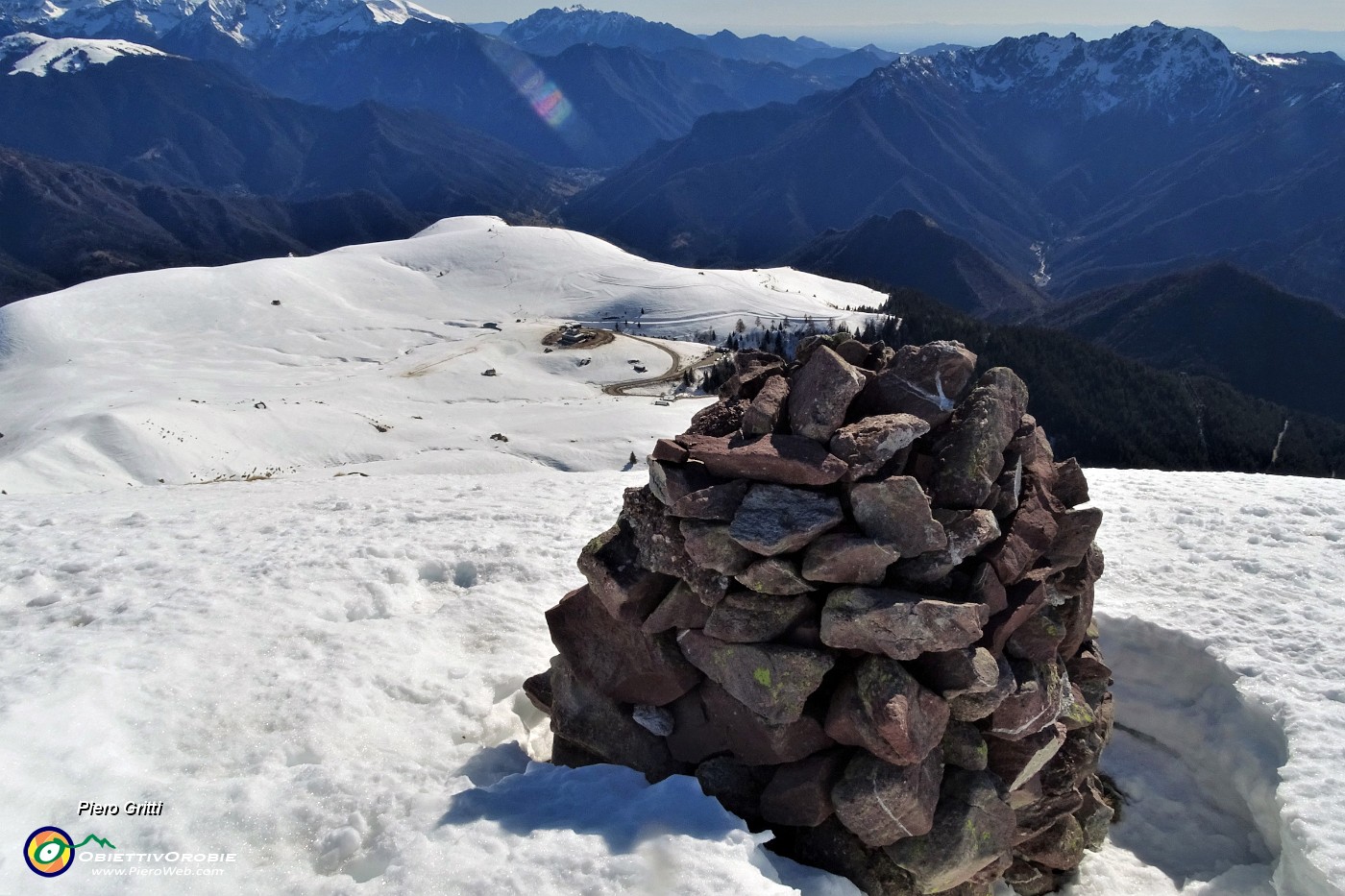 34 Dall'omone dell'Avaro bella vista sui Piani.JPG -                                